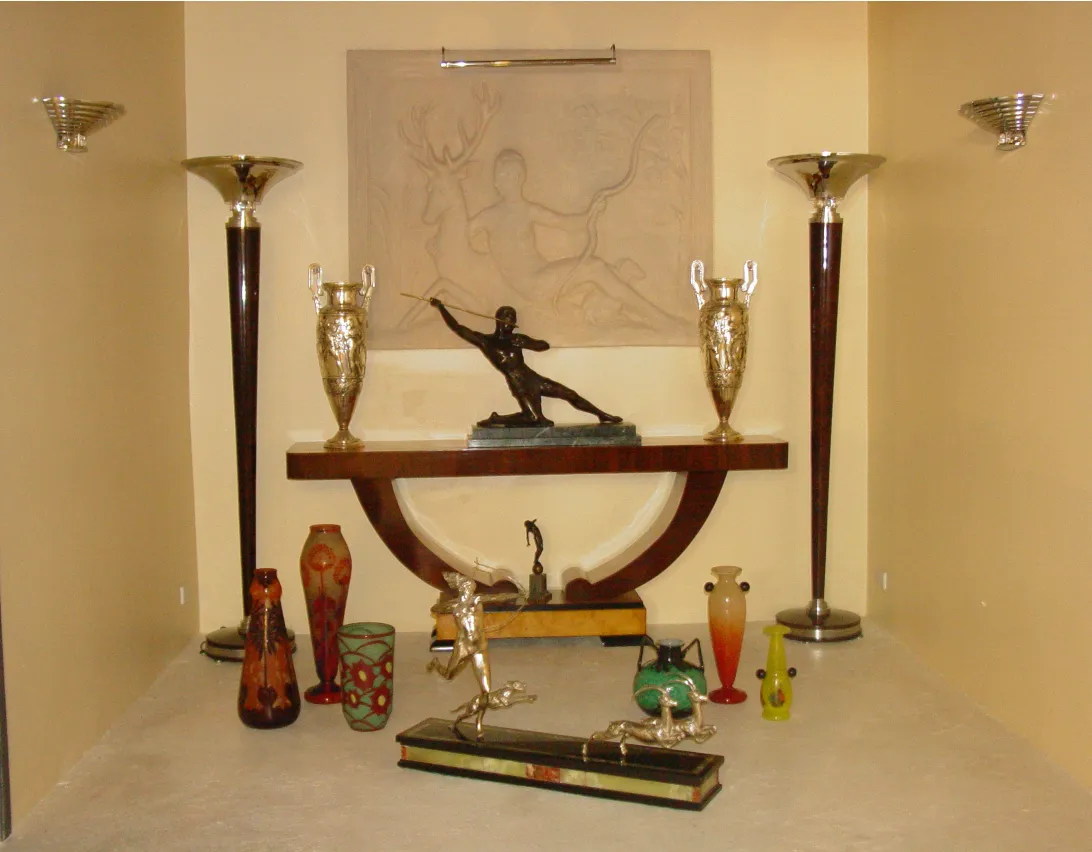 escultura antigua destacada en una mesa con adornos