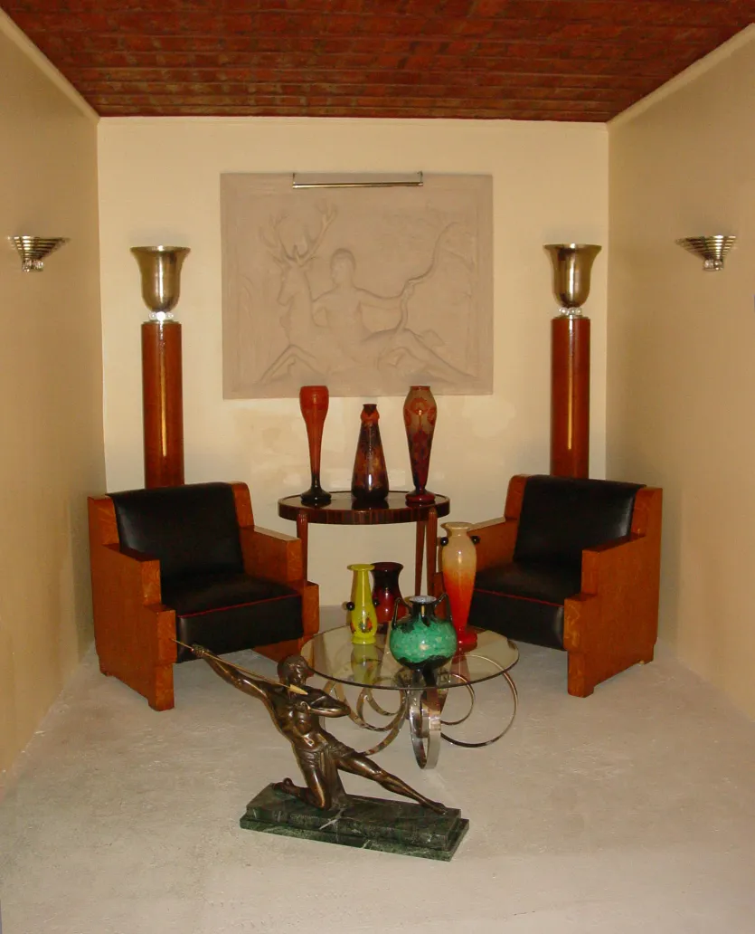 escultura antiga de figura humana em fundo decorativo