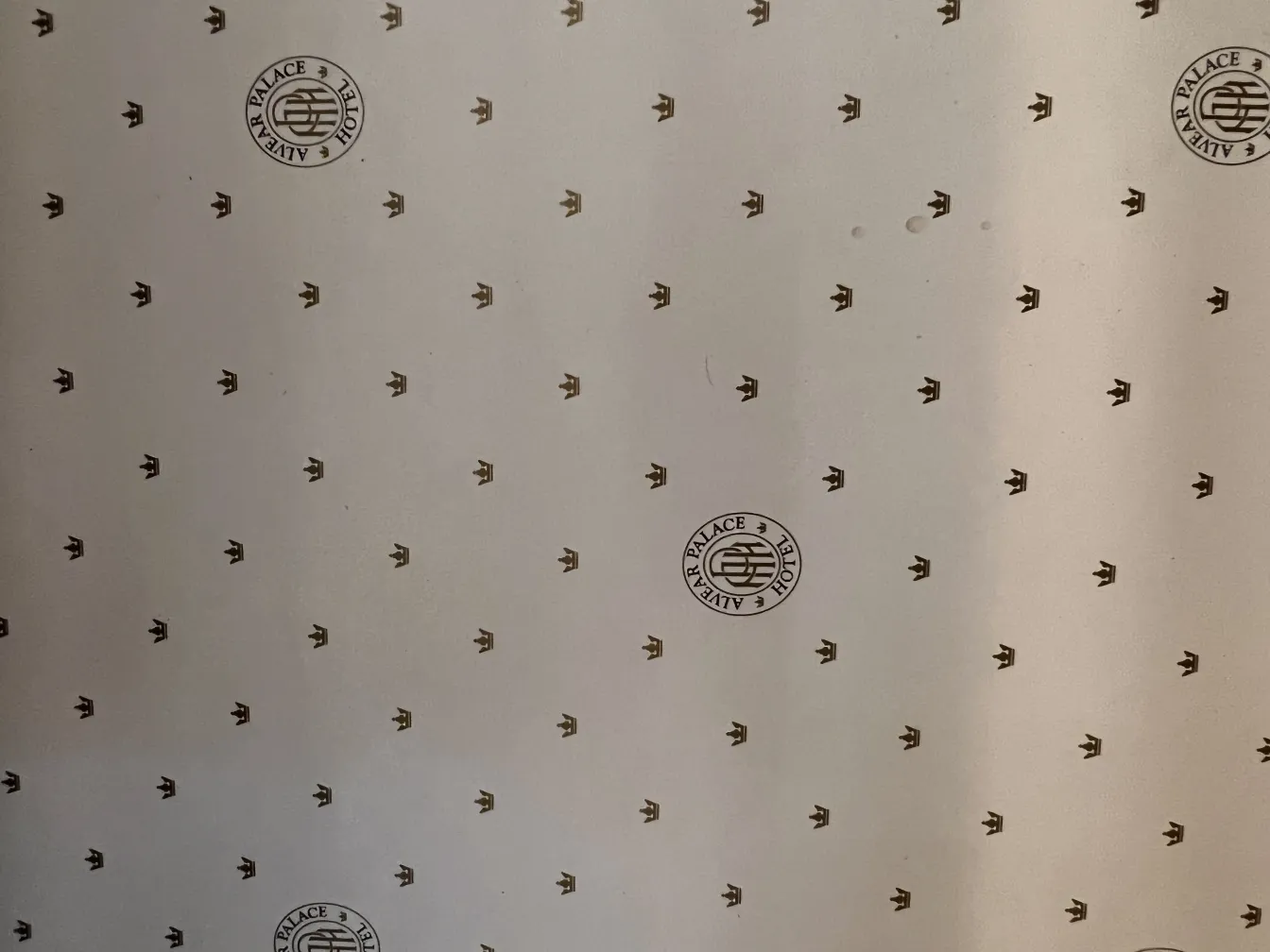 Antiquarischer Schreibtisch im Alvear Palace Hotel mit hellem Hintergrund und dezentem Design.