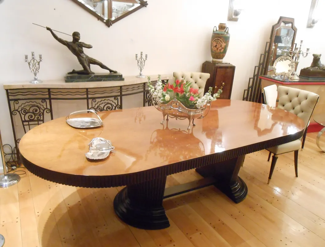 scultura antica in ambiente elegante con fiori