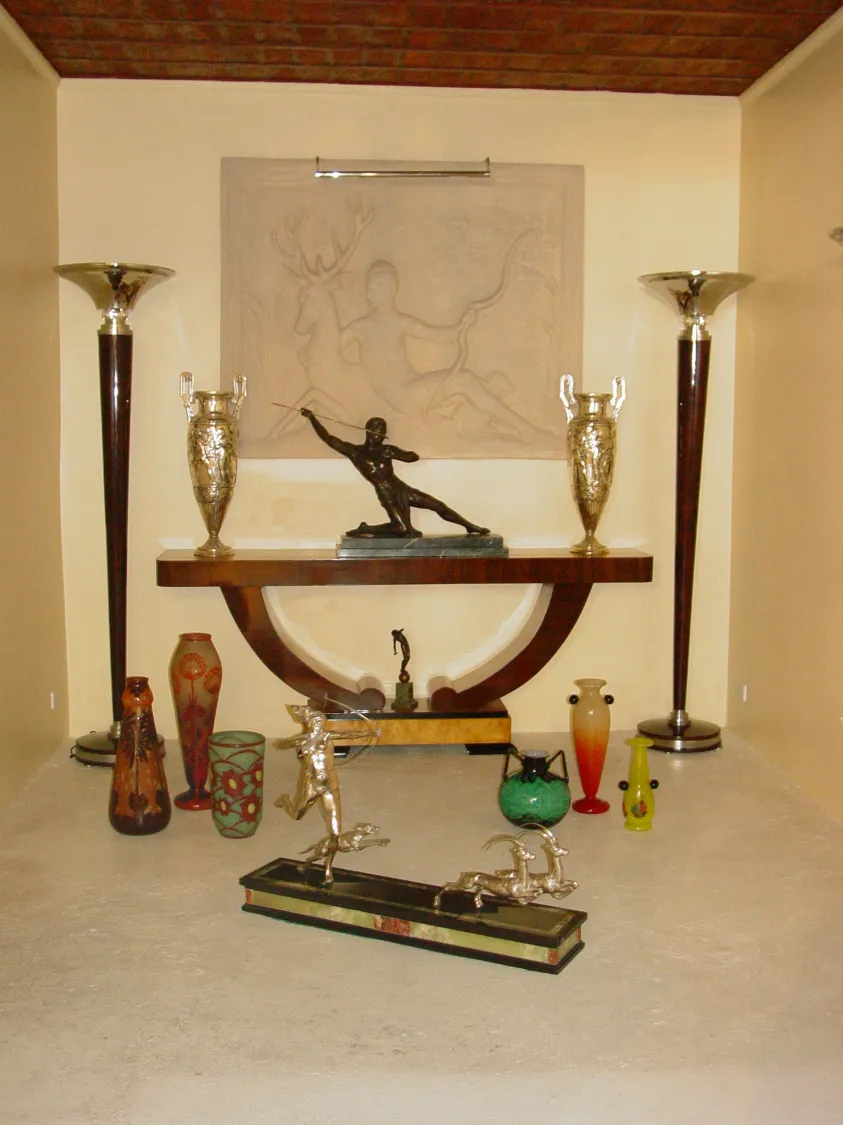 escultura antiga em um ambiente elegante com outras decorações
