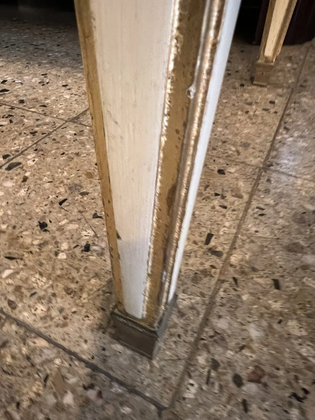 Dettaglio di una scrivania antica in un ambiente classico.