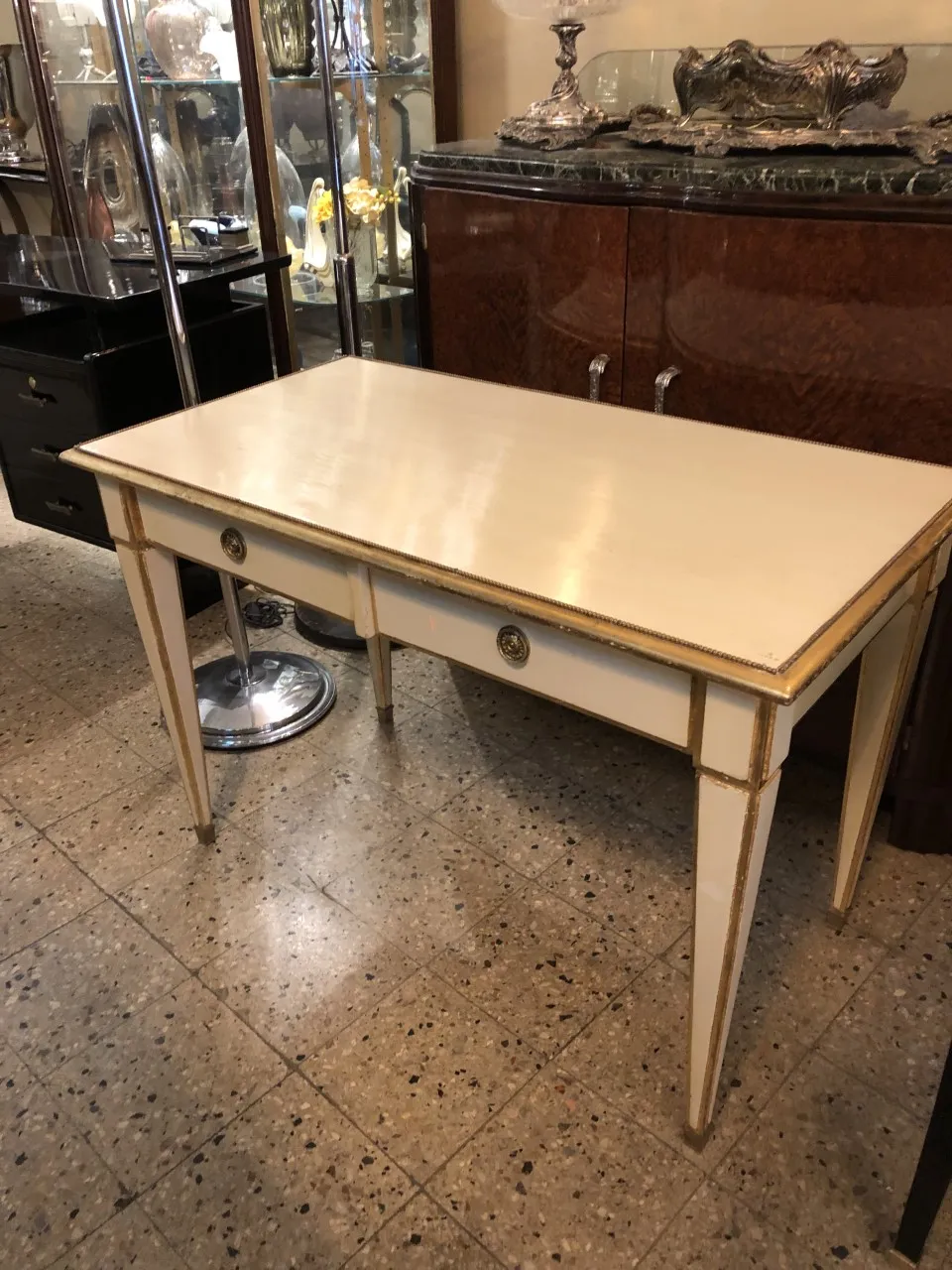Bureau ancien avec deux tiroirs dans un cadre élégant.
