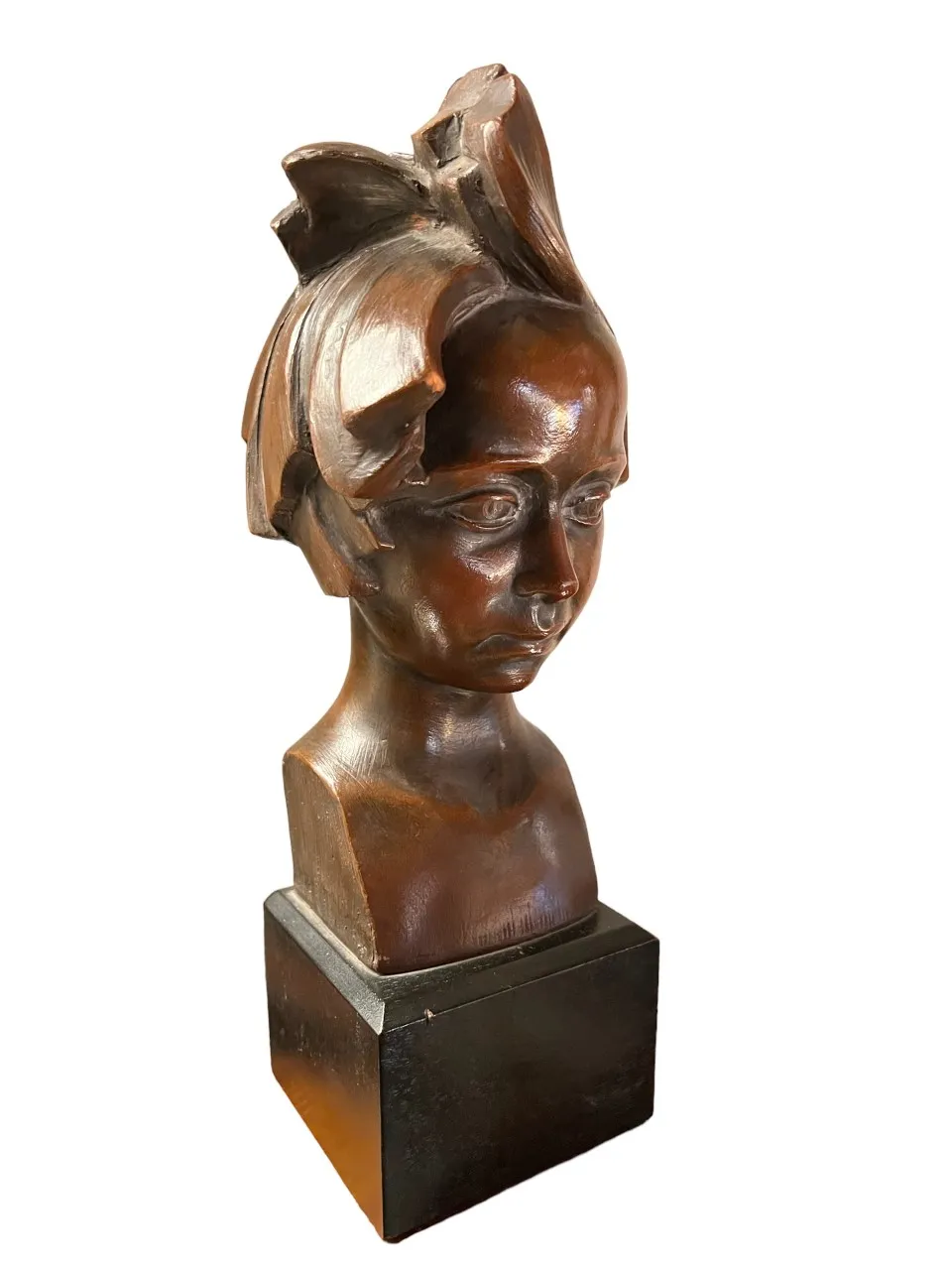 Cabeza de escultura antigua con detalles expresivos
