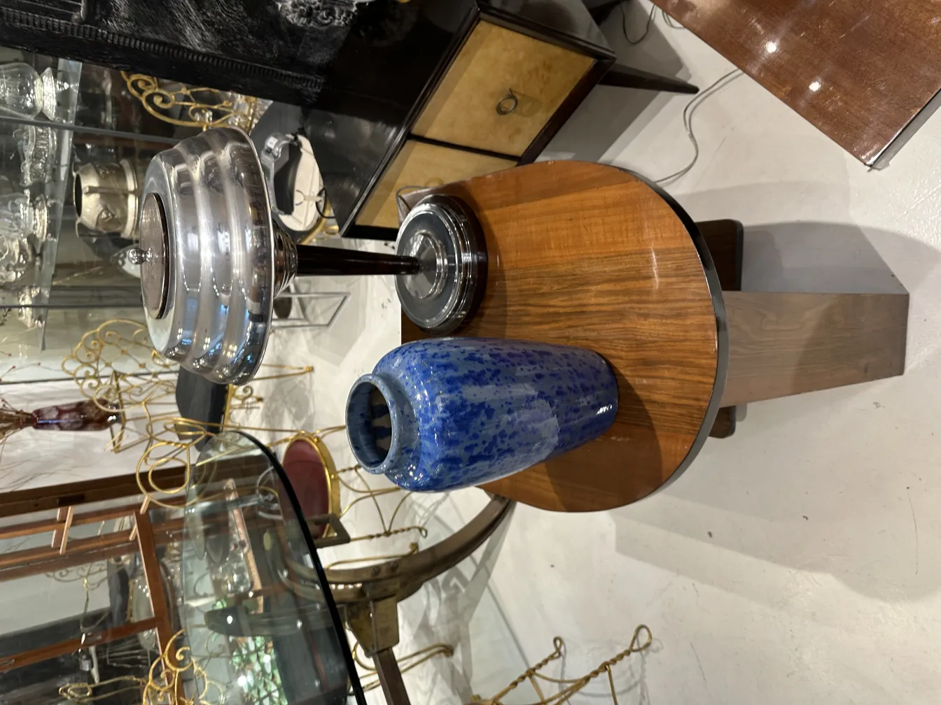 Antike blaue Keramik auf einem Holztisch