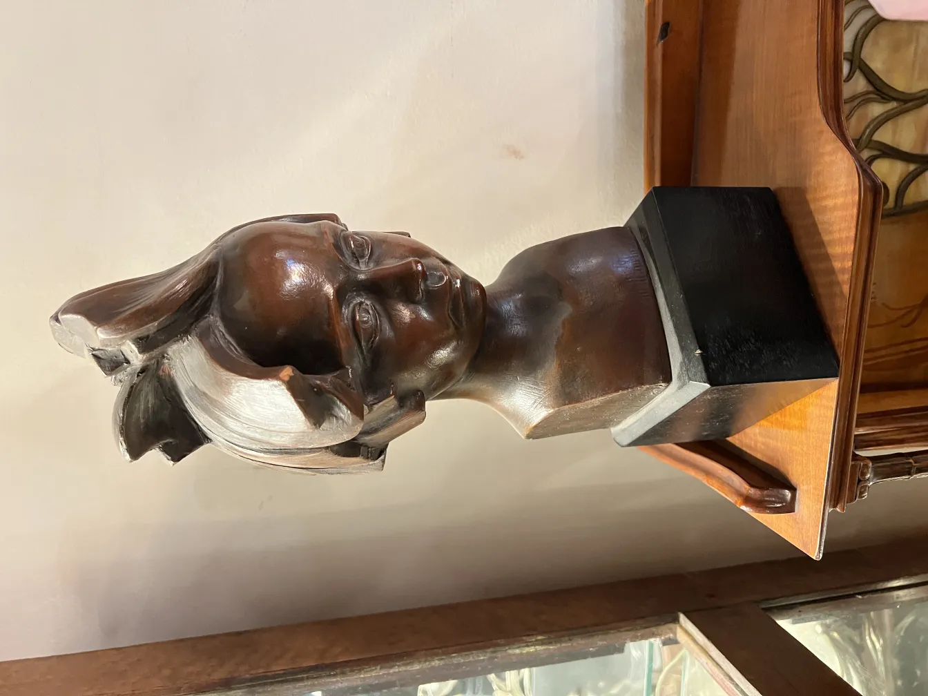 sculpture ancienne d'un buste avec des cheveux ondulés