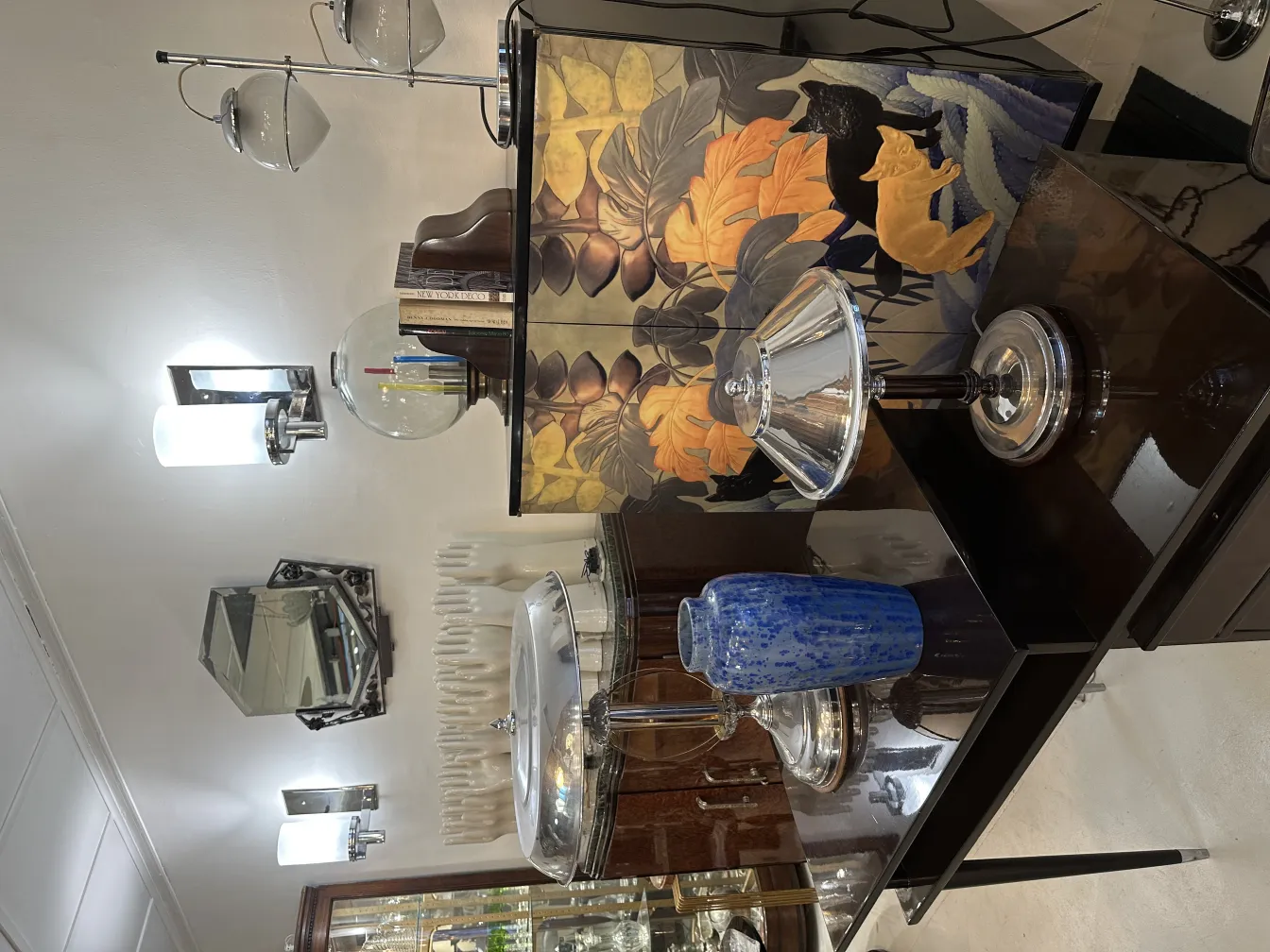 テーブルの上にある古い装飾陶器。