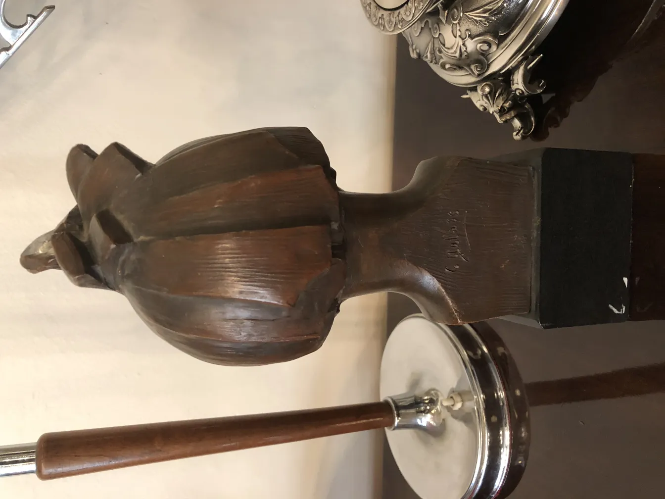 scultura antica con testa dettagliata e base nera