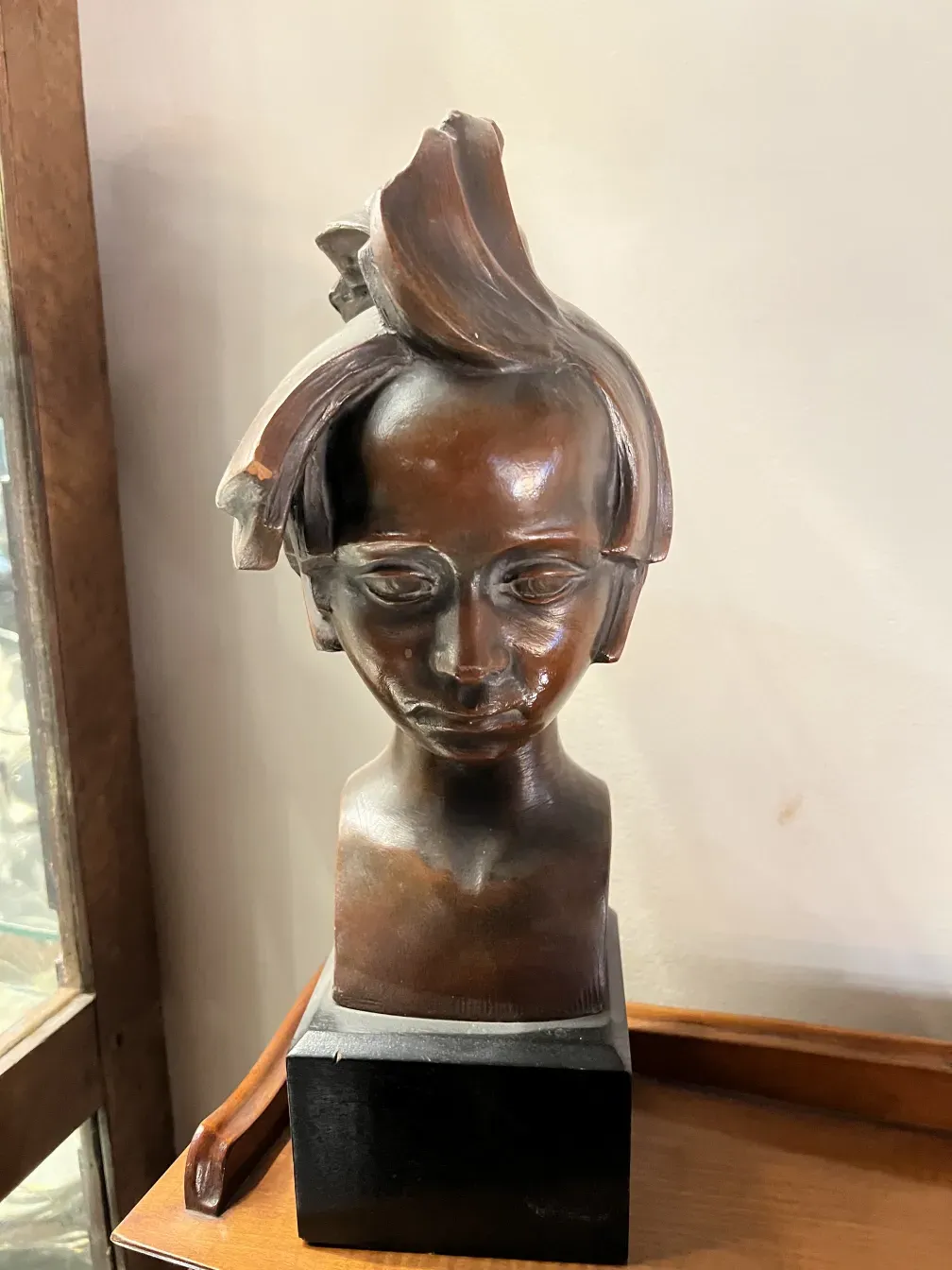 escultura antiga representando uma cabeça humana com detalhes faciais