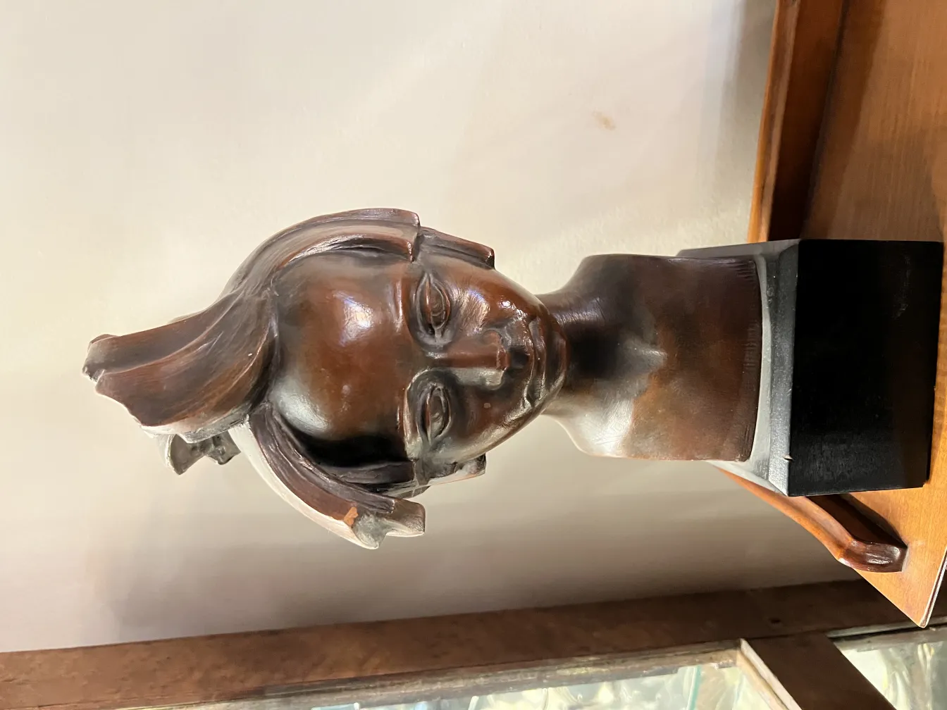 scultura antica di rappresentazione umana con dettagli