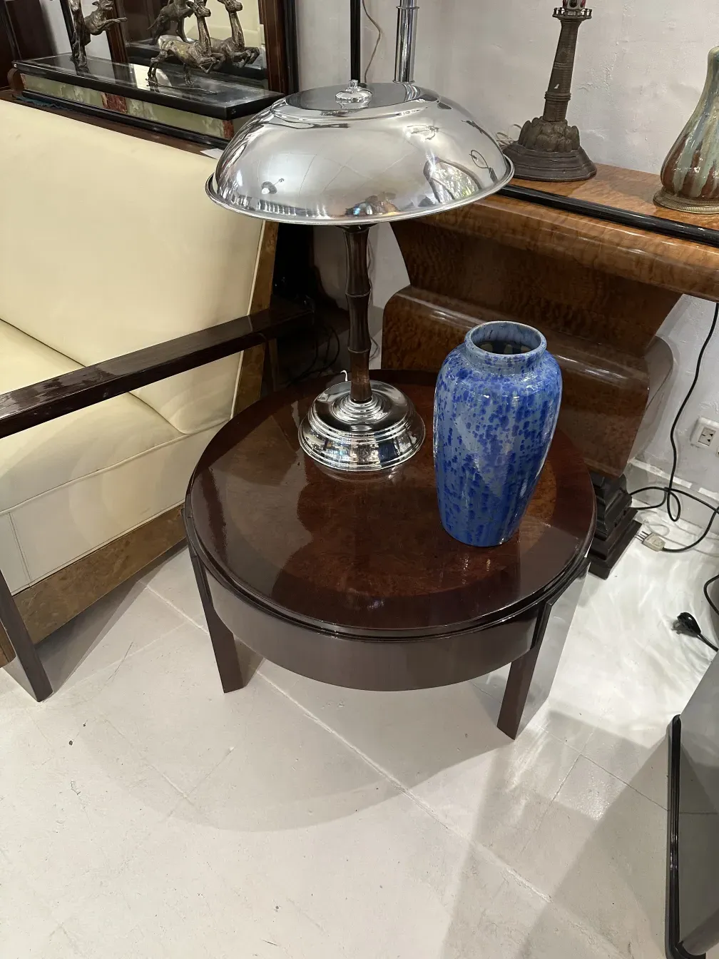 Jarrón de cerámica antigua azul sobre mesa de madera