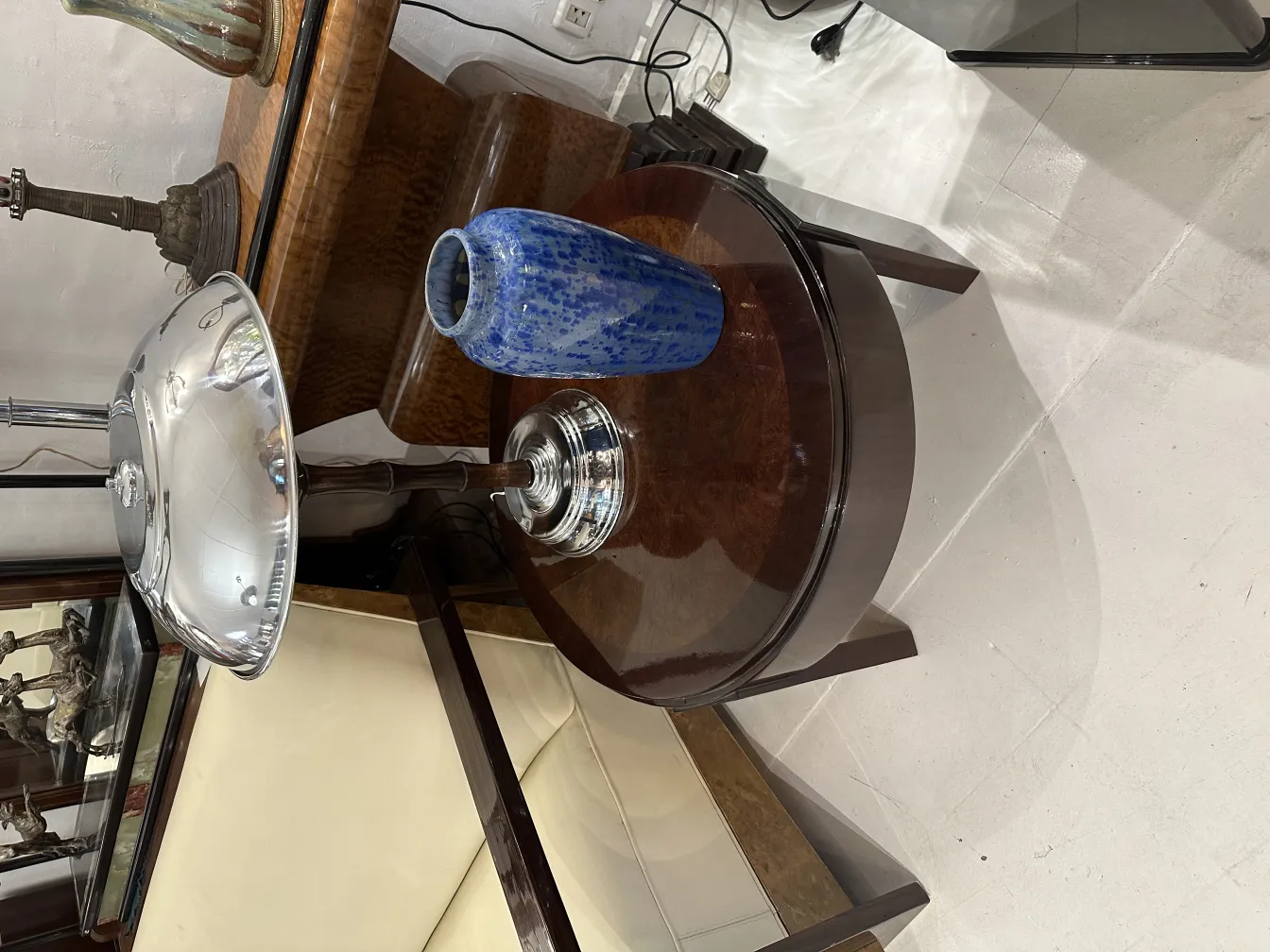 vase bleu en céramique décoratif sur une table