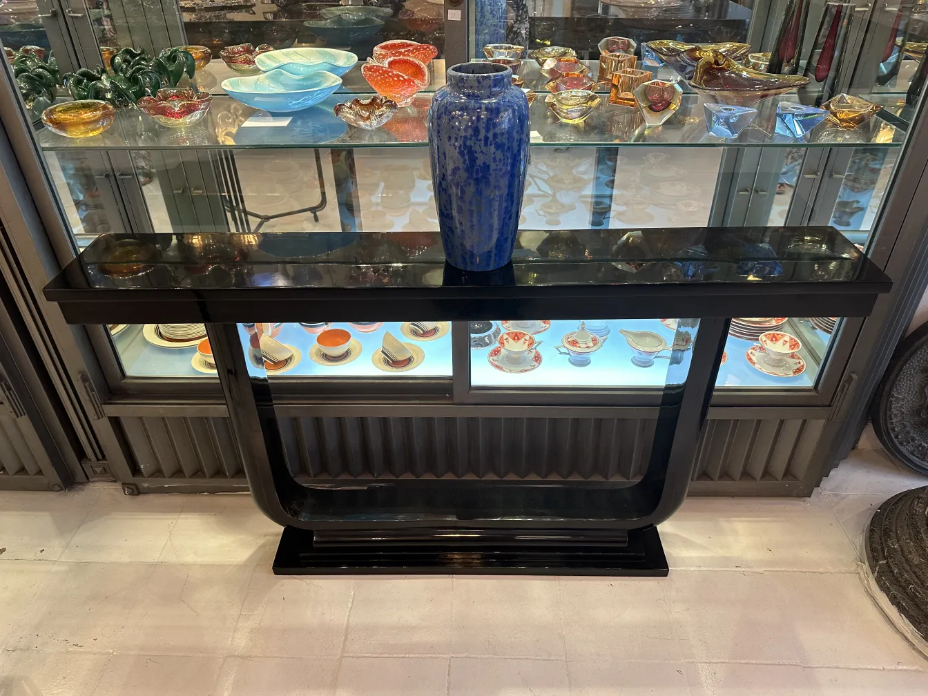 Античная декоративная керамическая ваза на полке