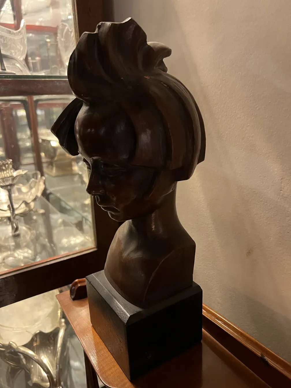 escultura antiga de um rosto em um ambiente elegante