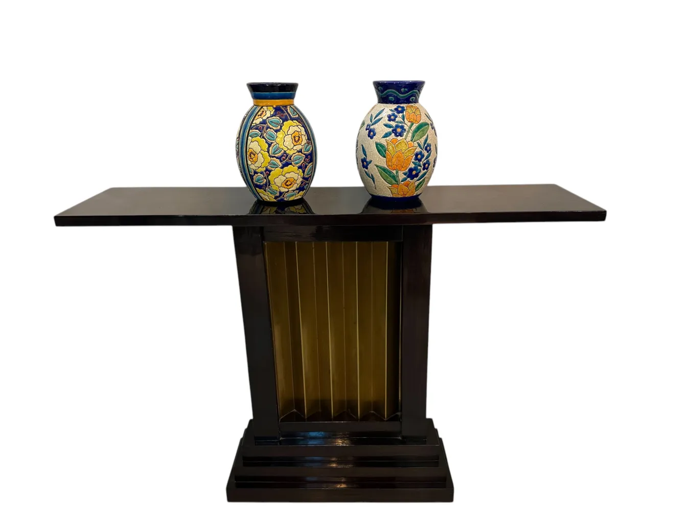 Dos antiguos jarrones de cerámica decorados con flores en una mesa elegante.