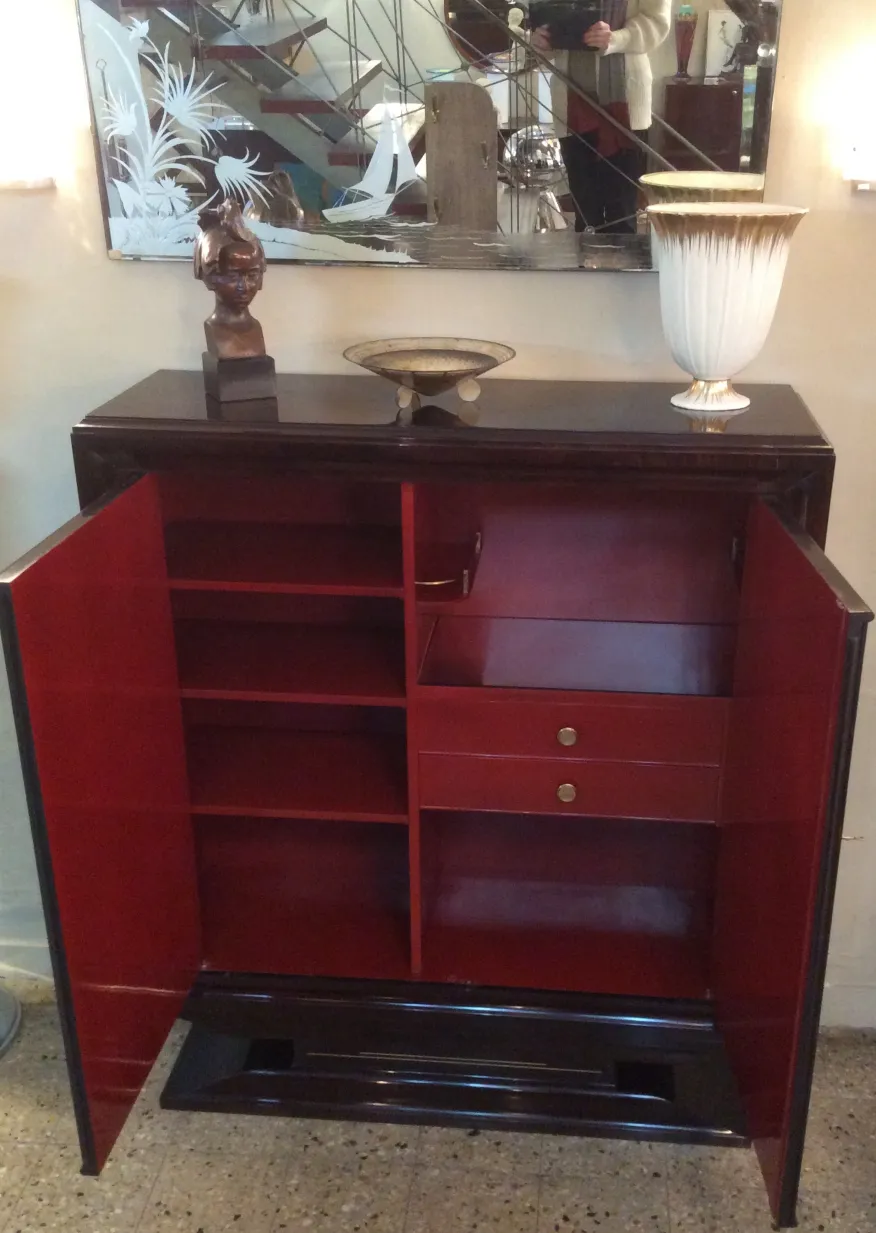 scultura antica con dettagli decorativi e ambiente elegante