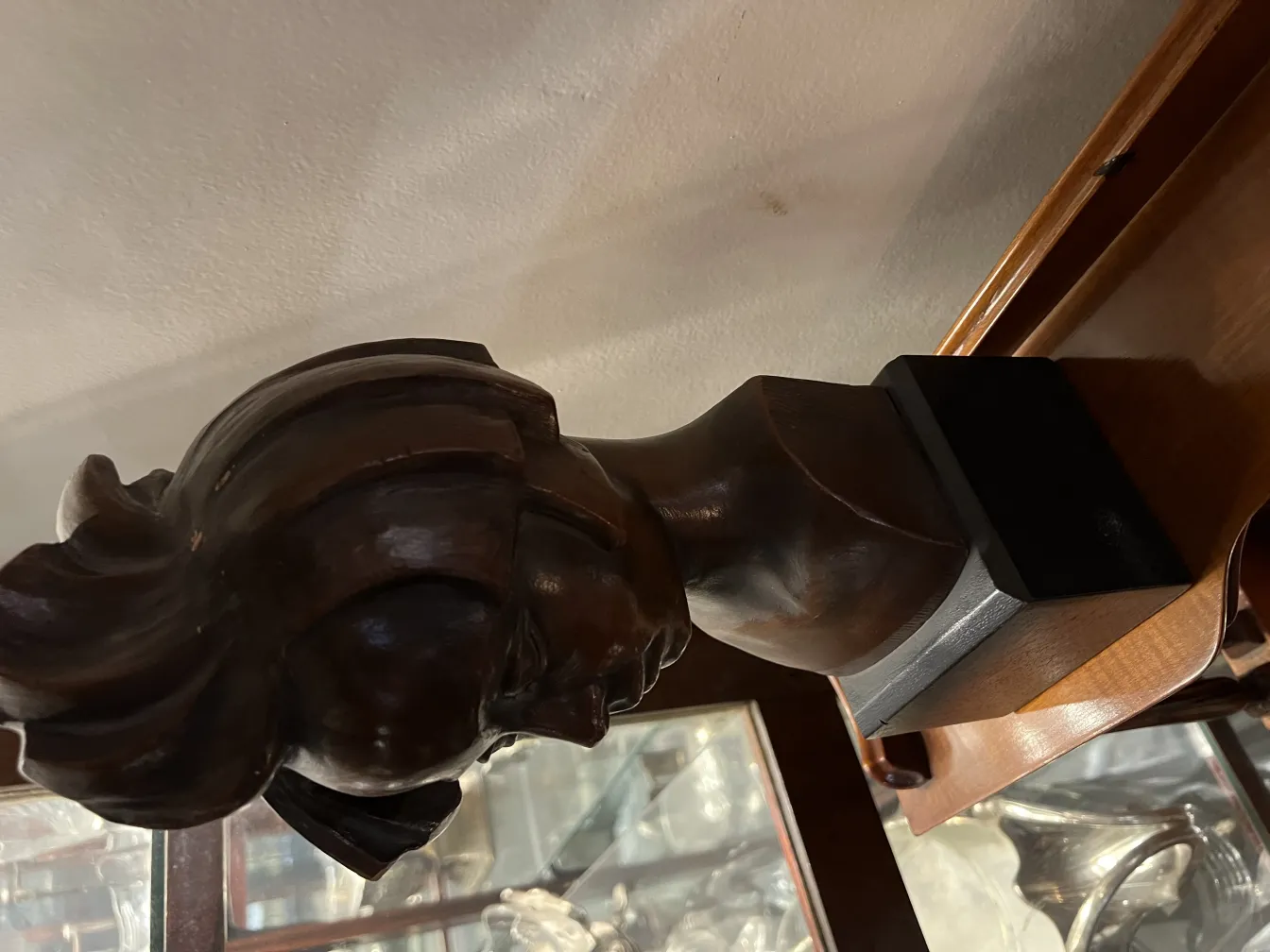 scultura-antica-di-ritratto-in-legno-con-dettagli-fini