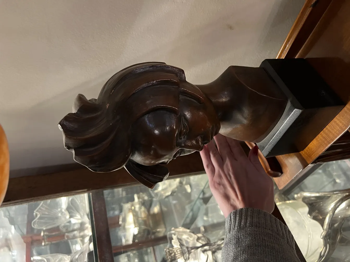 Antike Skulptur eines Frauenkopfes mit feinen Details.