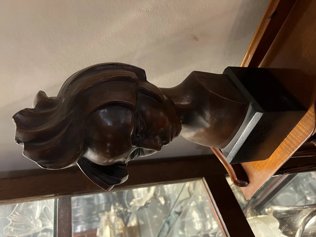 antike Skulptur eines Bustes mit ausdrucksvollen Details