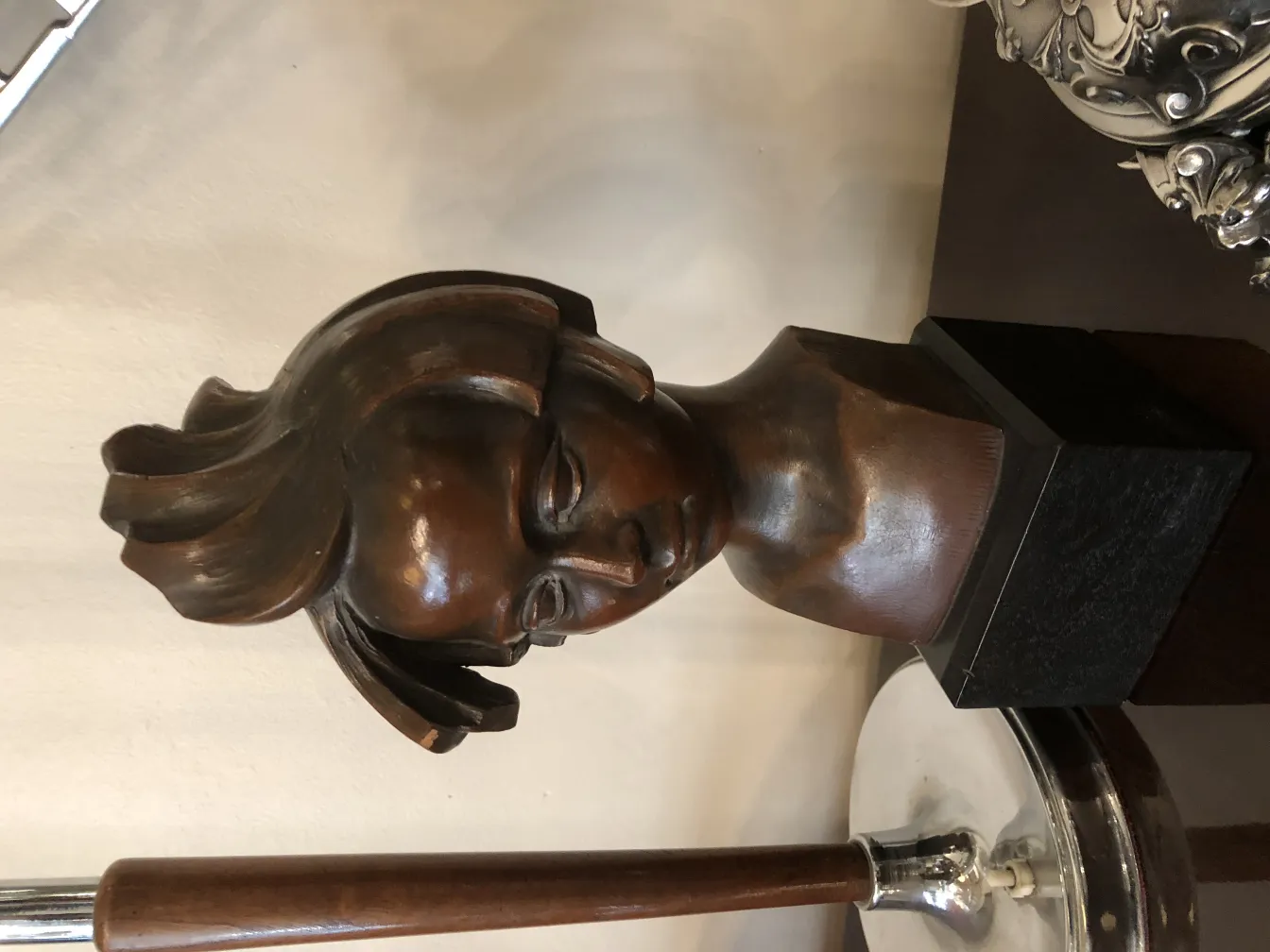 escultura antigua de una cabeza con detalles visibles