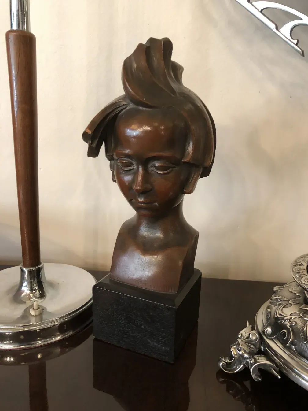 Scultura antica di ritratto di C. Mulais su base scura.