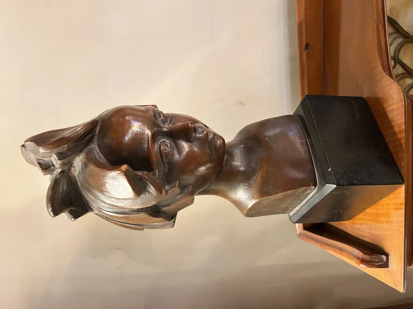 Antike Skulptur eines weiblichen Bustes in braunem Farbton