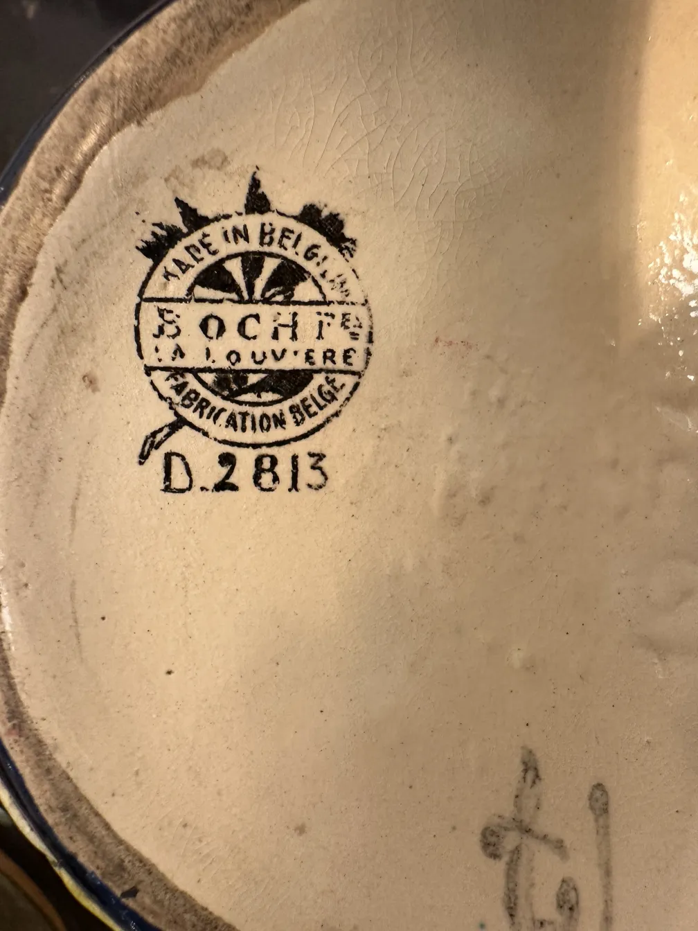 Antica ceramica belga con marchio di fabbrica visibile.