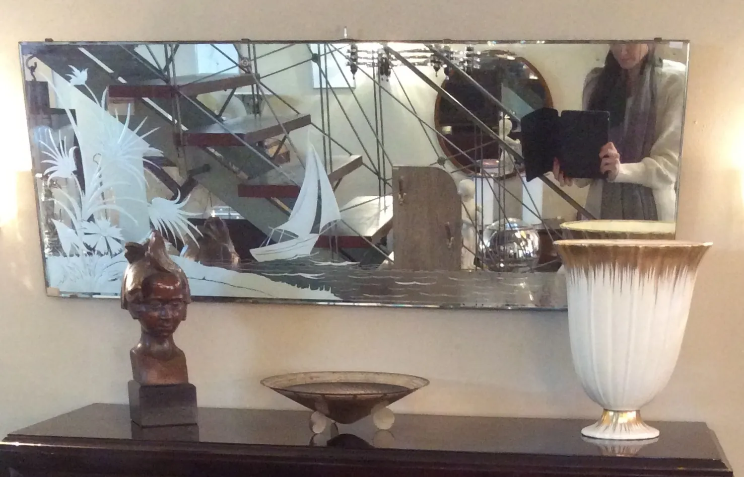 escultura antigua de busto en una mesa decorativa