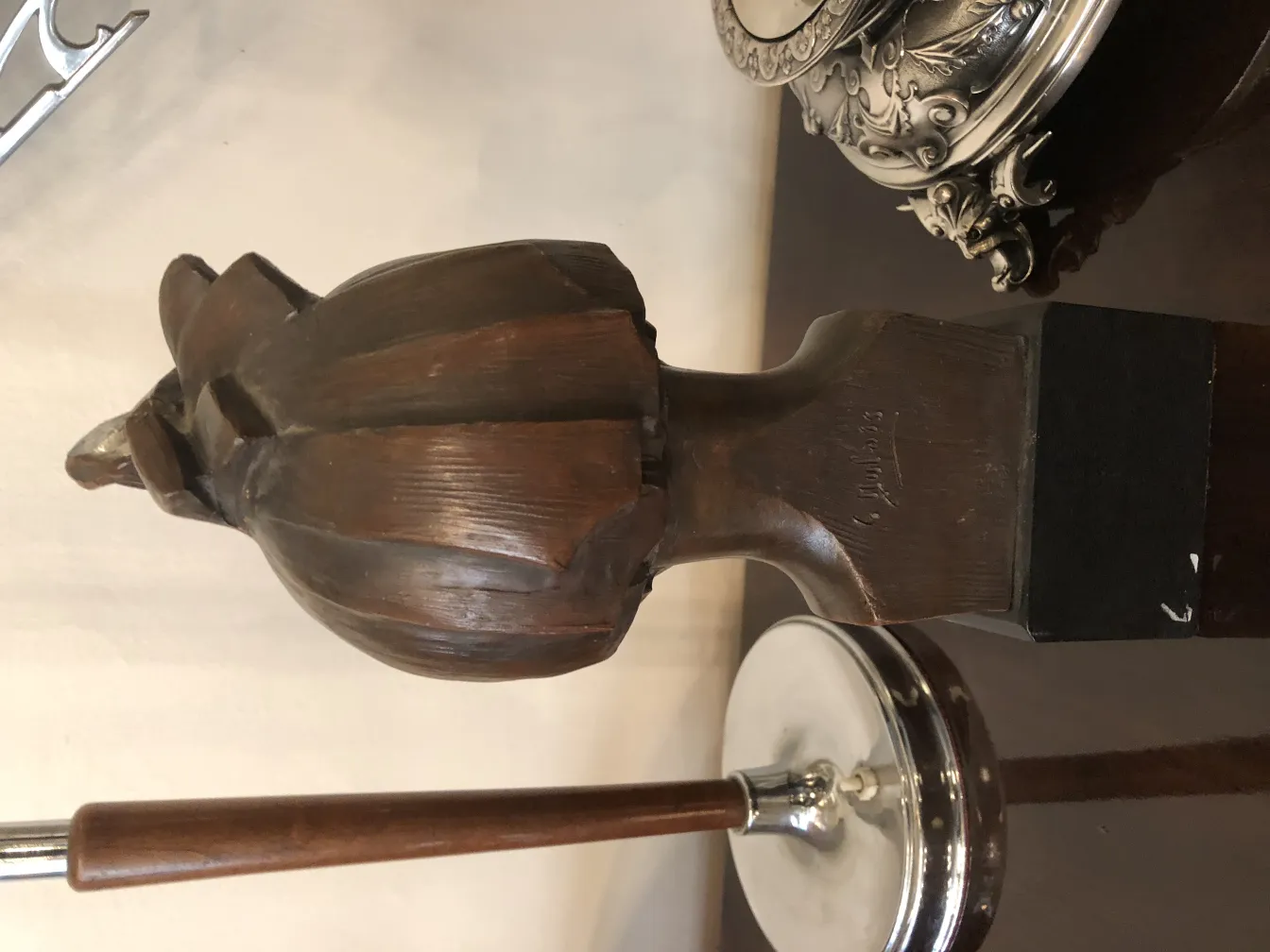 Detail der antiken Holzskulptur in Vogelgestalt