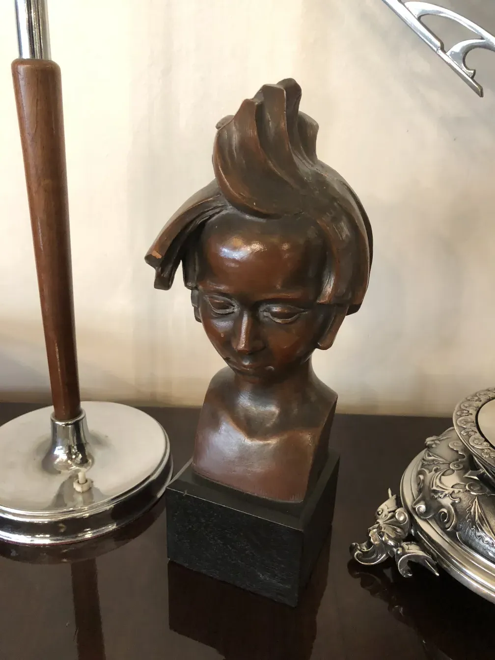 sculpture ancienne de la tête d'une femme dans un cadre élégant