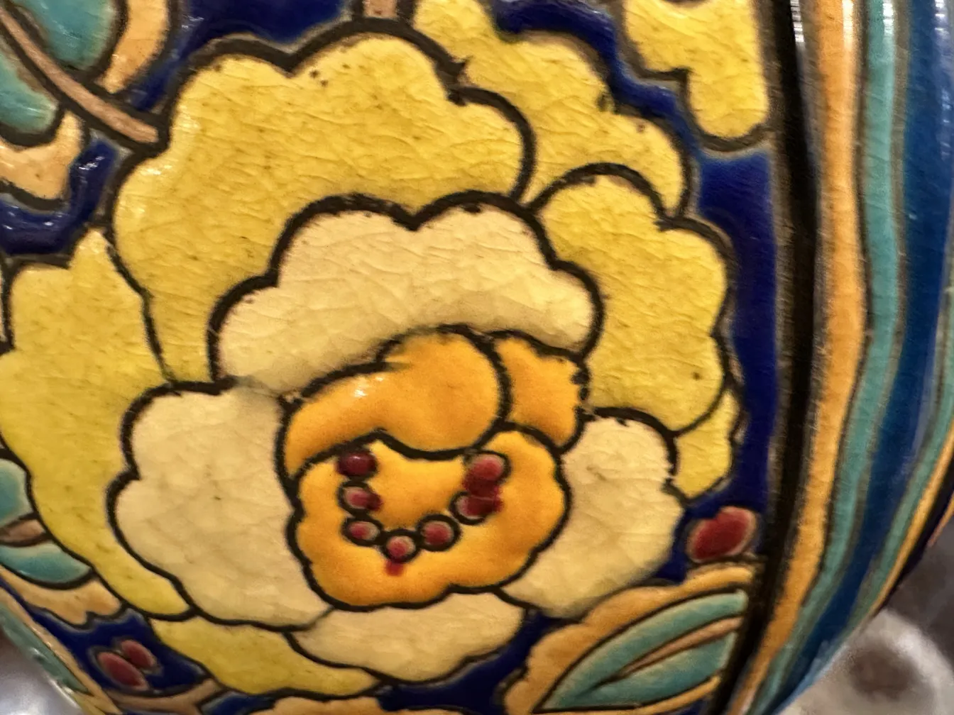 Decorazione floreale su ceramica antica con smalto lucido.