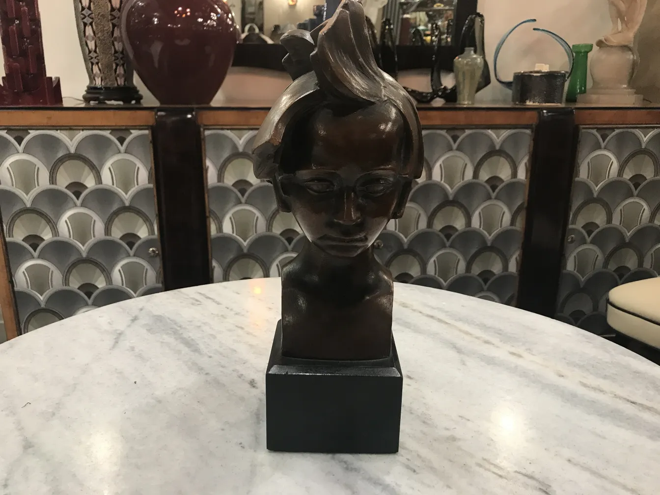 sculpture antique d'une femme avec des détails