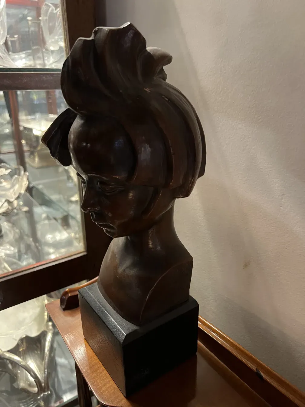 sculpture antique d'un visage féminin avec des caractéristiques distinctives