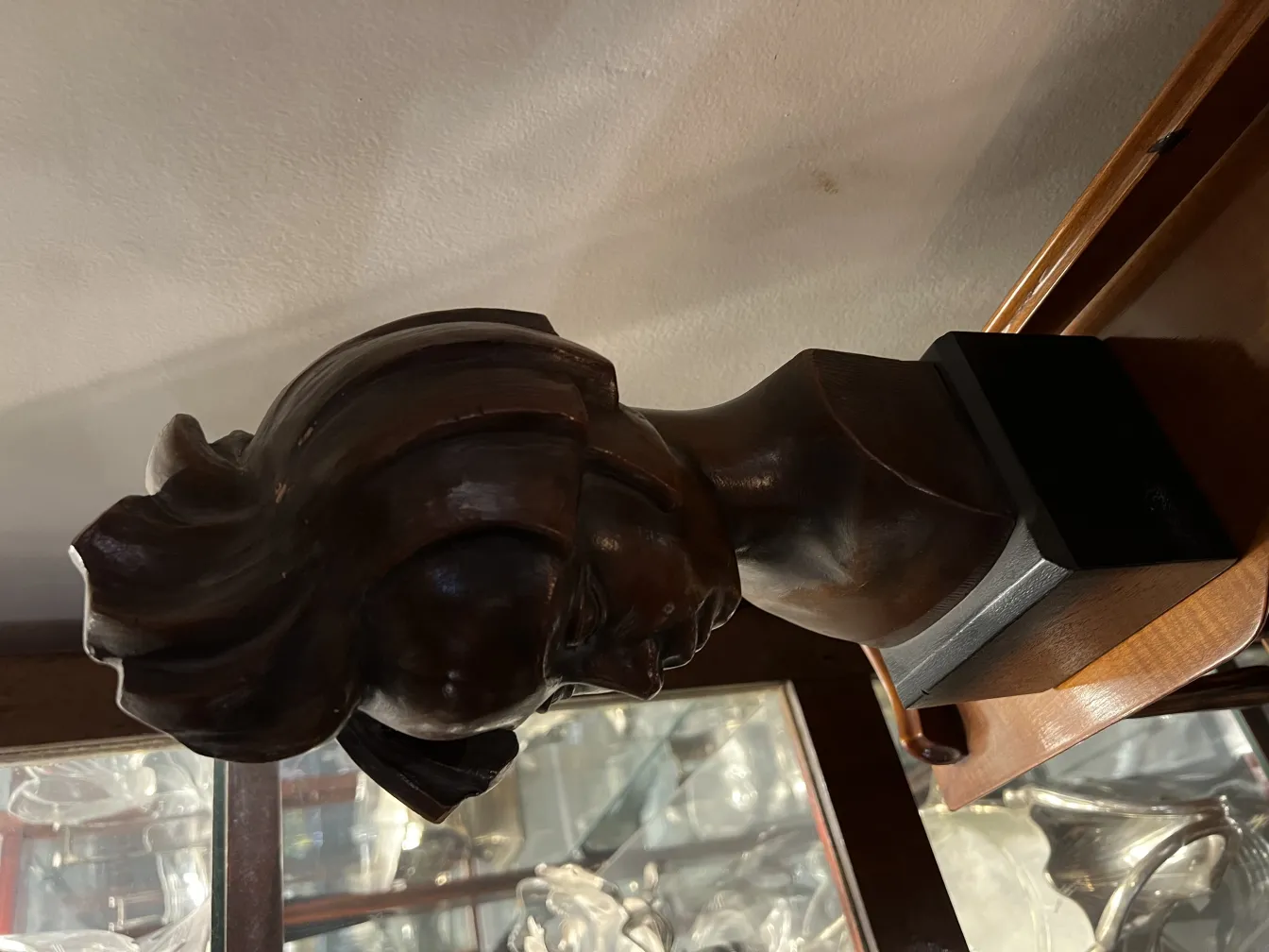 scultura antica di busto con dettagli nei capelli