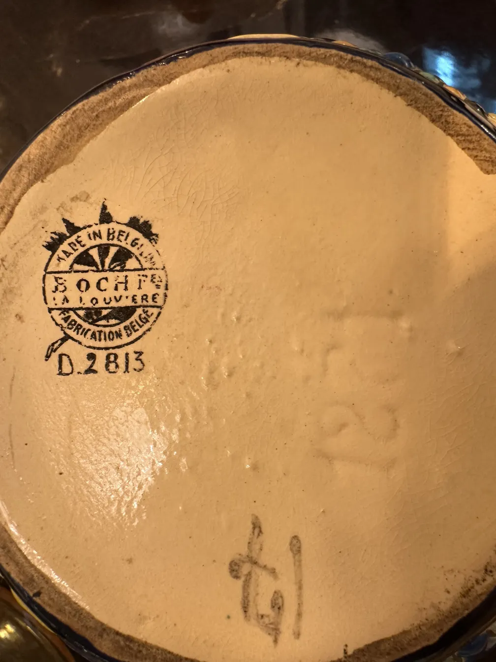 Antike belgische Keramik mit unverwechselbarem Stempel und sichtbaren Details.