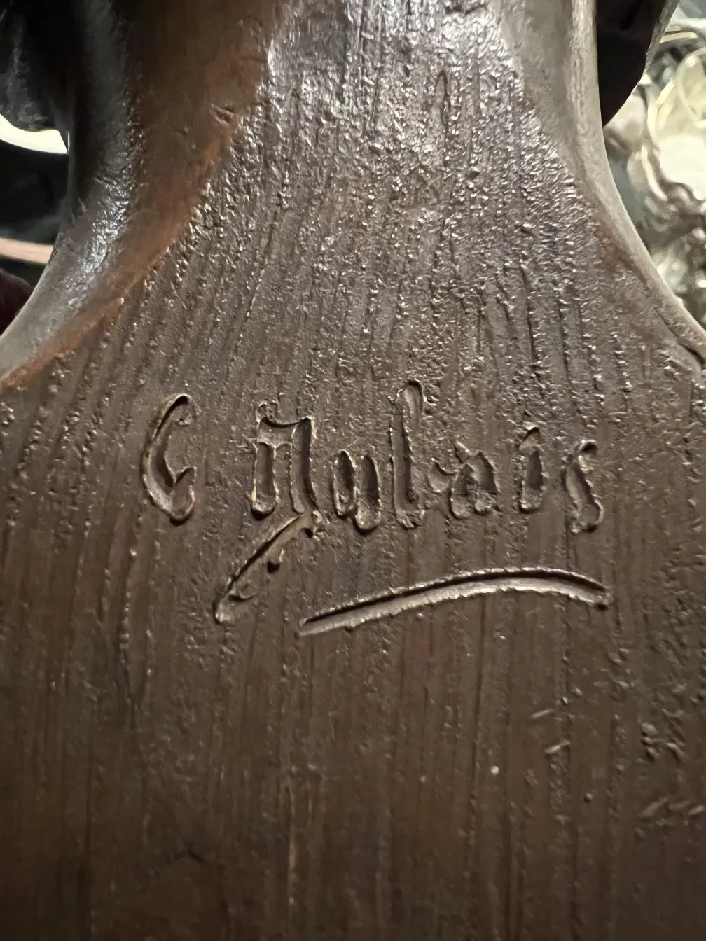 alte skulptur mit oberflächendetails und c. mulais unterzeichnung