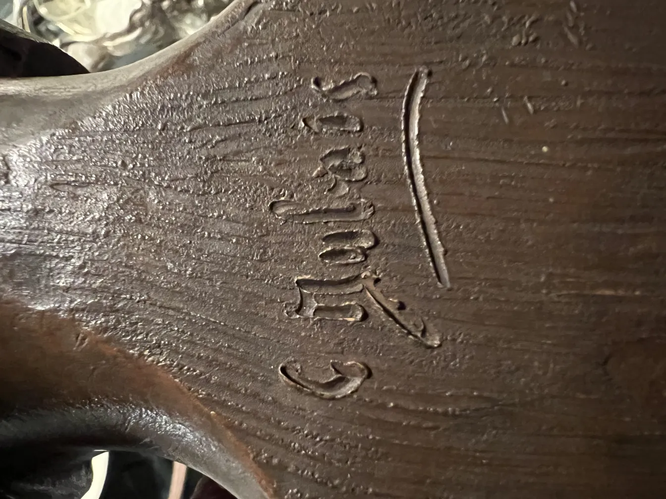 sculpture ancienne décorative avec signature finement sculptée