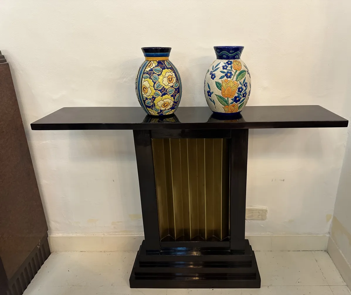 Due pezzi di ceramica antica Boch frères su un elegante supporto