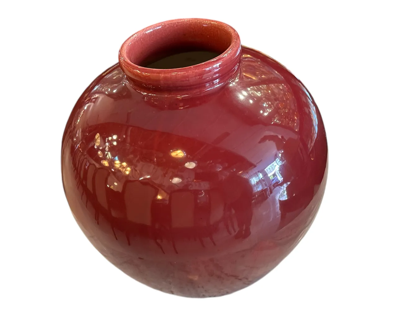 Vase en céramique ancienne de couleur rouge brillant avec finition brillante.