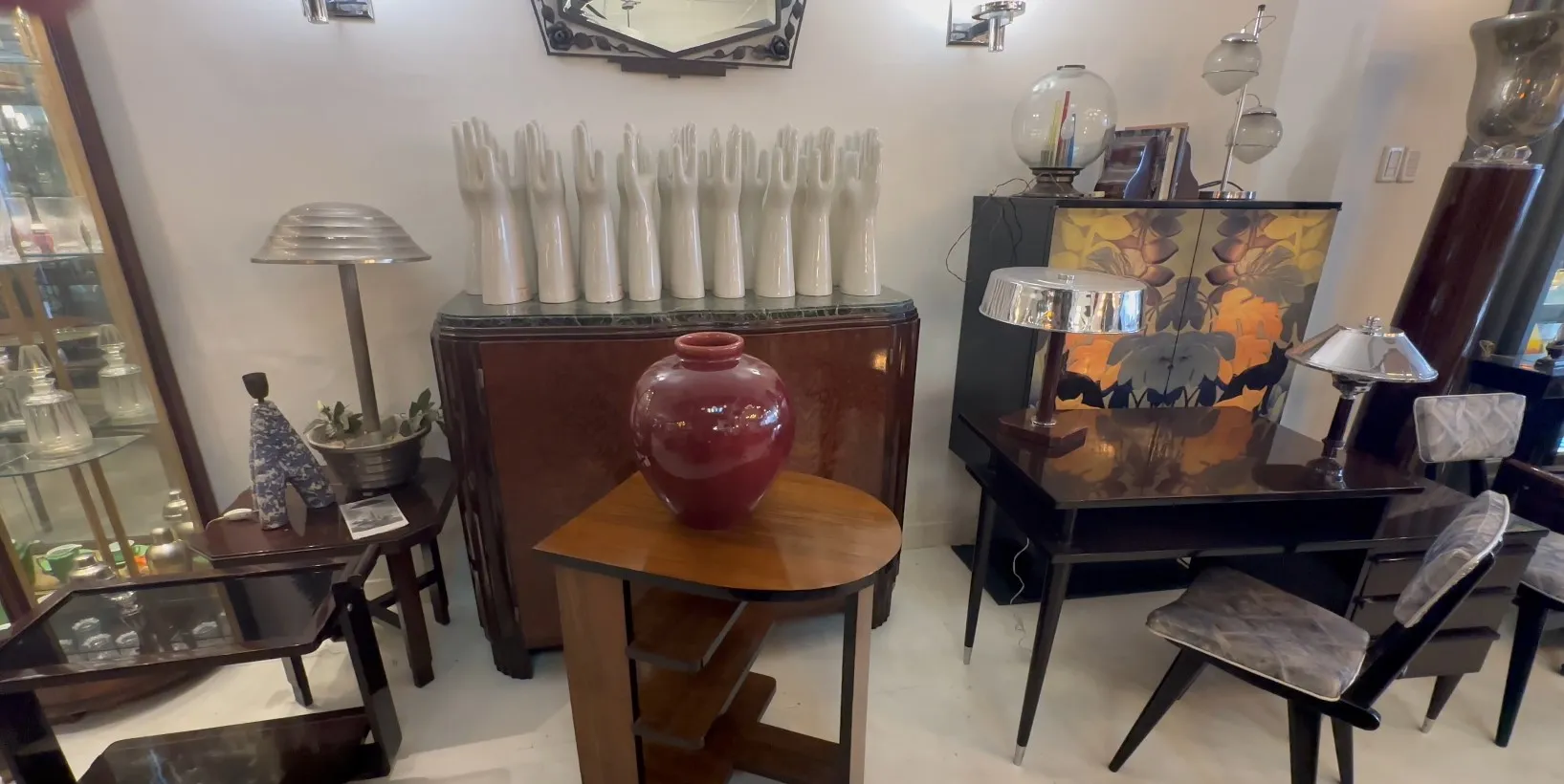 Antiga cerâmica em tons de vermelho em mesa de madeira em ambiente antigo.