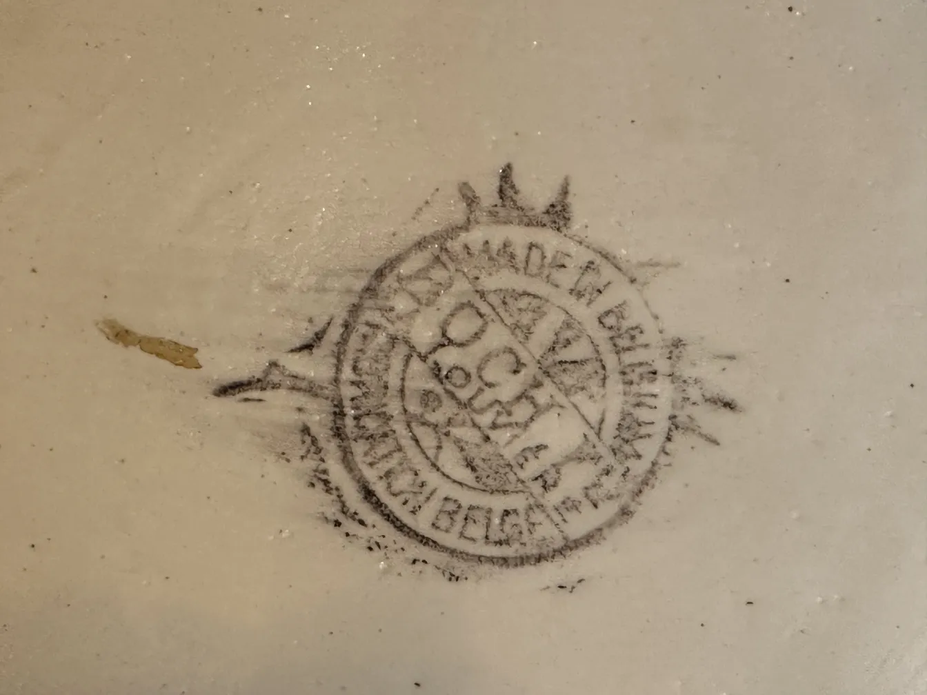 Cerâmica antiga com marca distinta e detalhes visíveis.