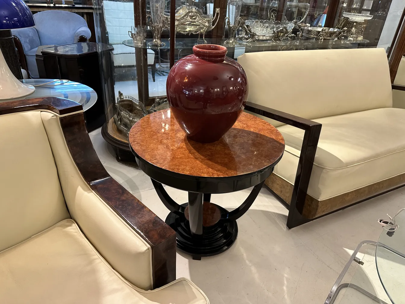 وعاء سيراميك أحمر قديم على طاولة ديكور.