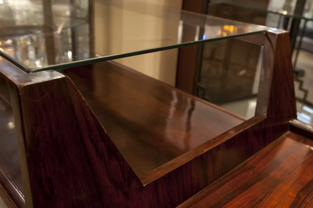 bureau ancien avec une surface en verre