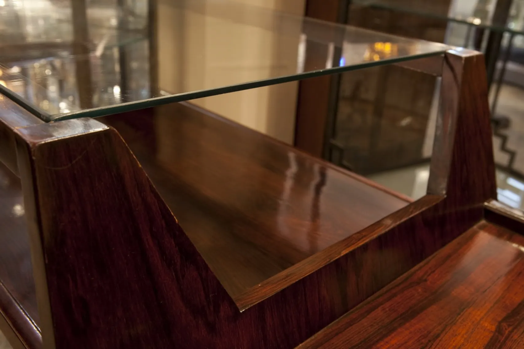 bureau ancien avec un design élégant et un dessus en verre