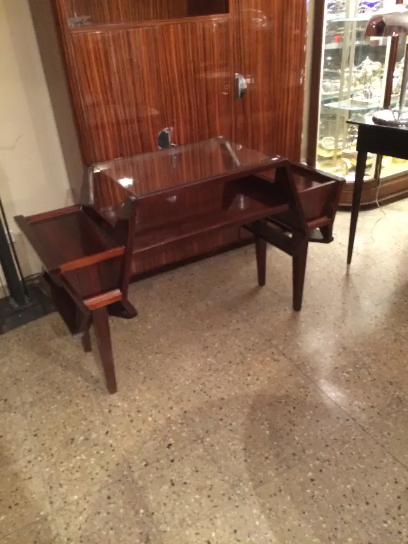 antiker Schreibtisch mit elegantem Design in einem klassischen Umfeld