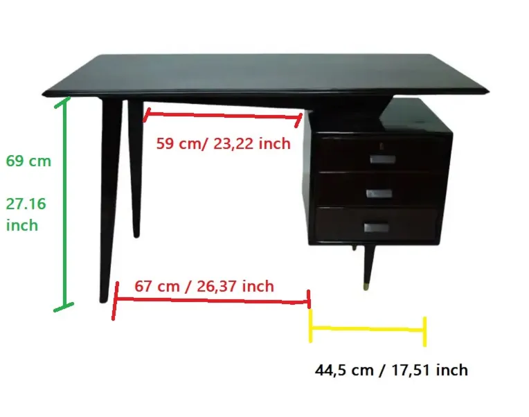bureau ancien avec finition sombre et tiroirs