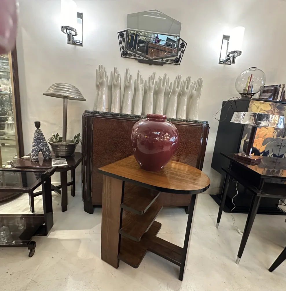 Cerâmica decorativa antiga em mesa, cor bordô