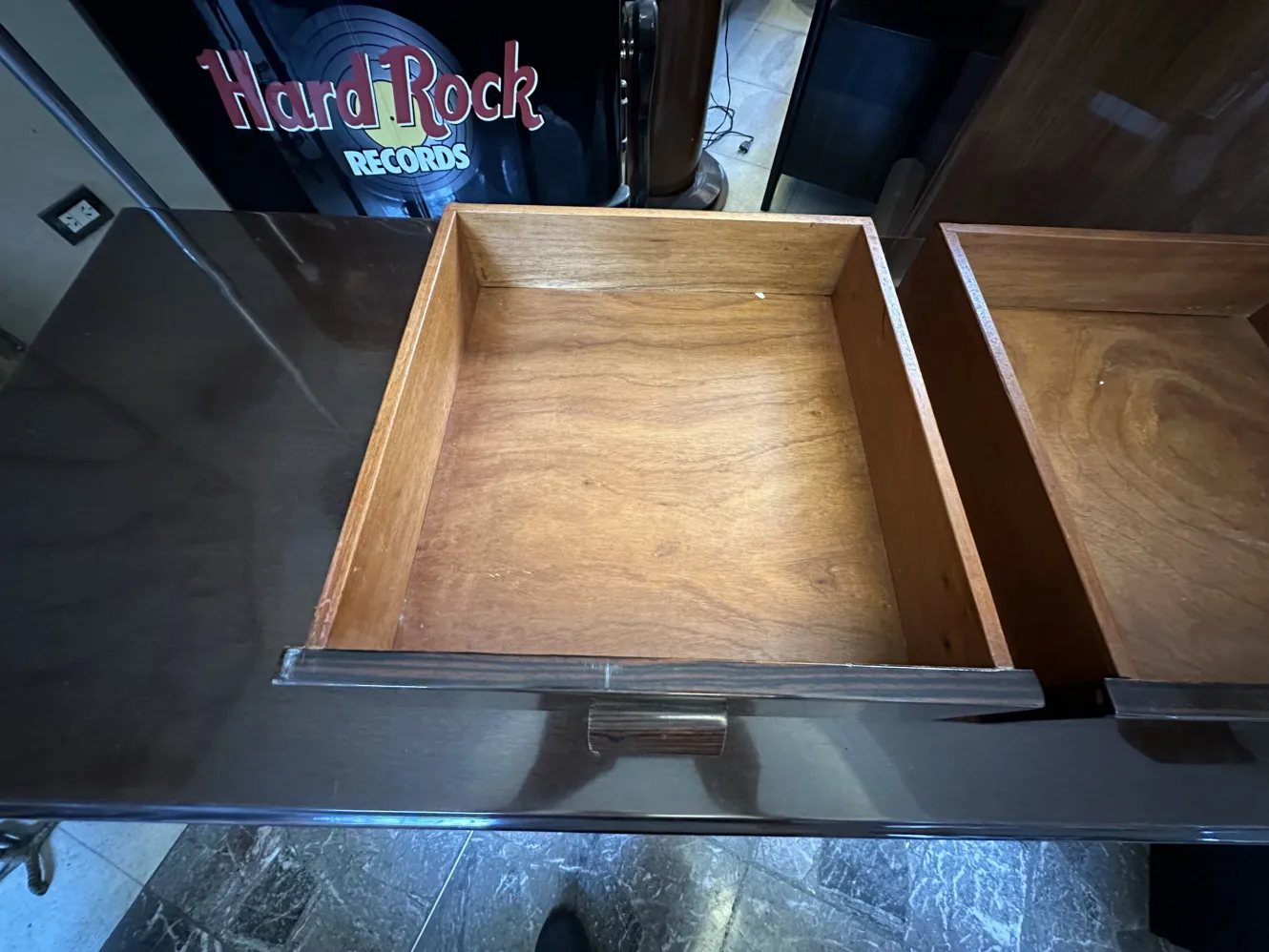 bureau ancien avec tiroirs visibles, ambiance moderne