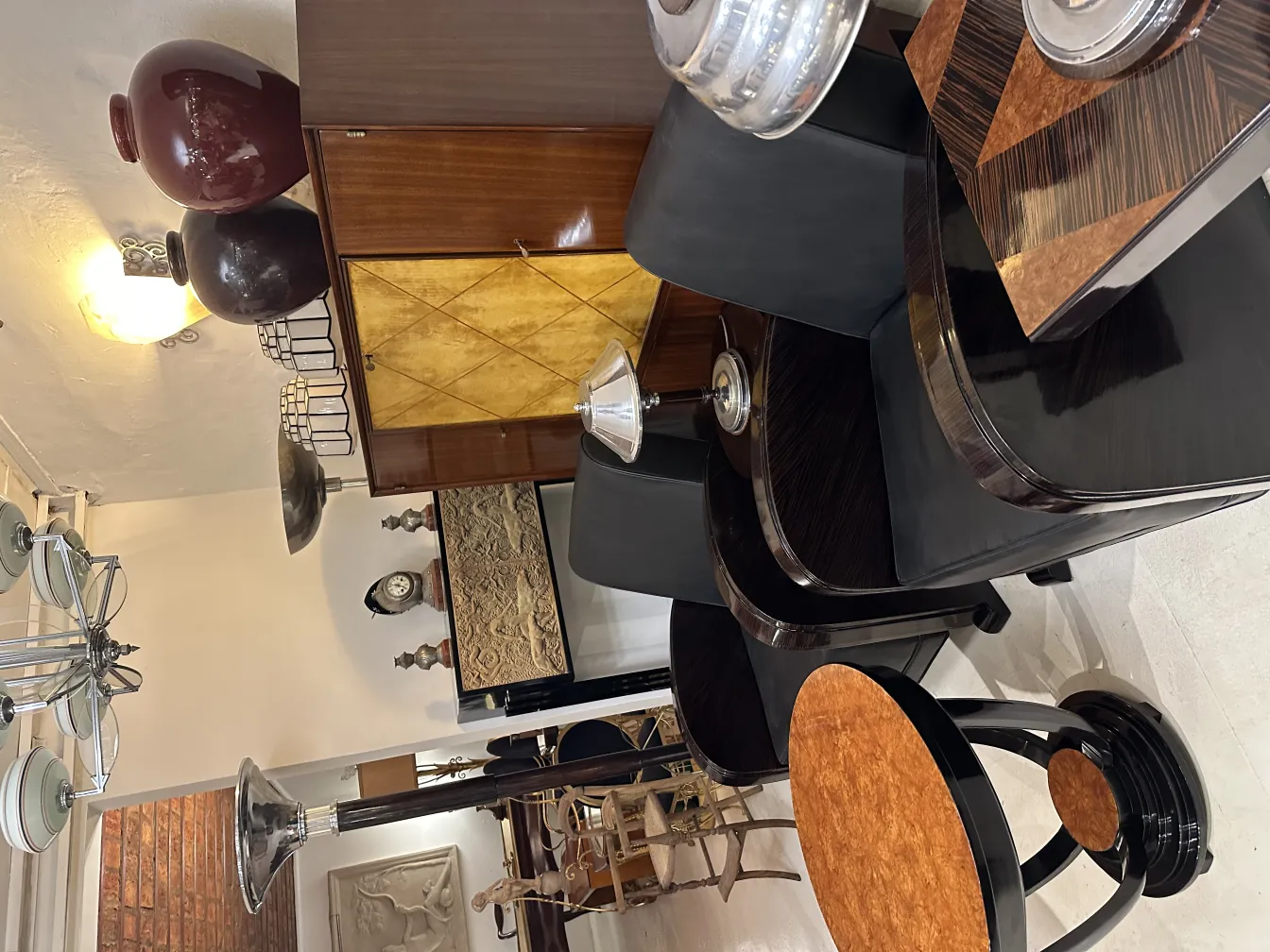 Cerâmica decorativa antiga com design elegante e cores variadas em um ambiente retrô.