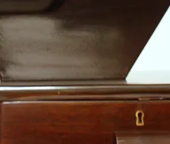 bureau ancien avec un plateau rabattable et une serrure